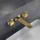 Wand-Waschtischarmatur in gebürstetem Gold von Ideal Standard mit eckigen Rosetten und einem flachen Auslauf. Angeschlossen an eine weiße Waschbeckenoberfläche.